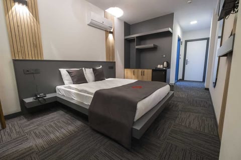 Standard Room | Bathroom | Shower, hydromassage showerhead, free toiletries, hair dryer