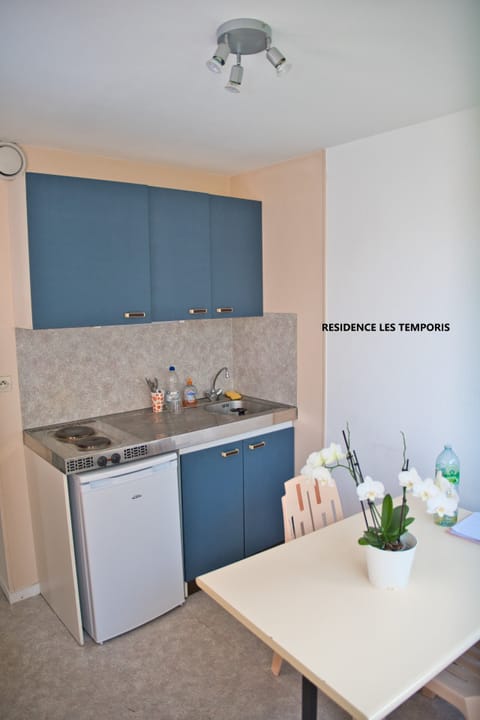 Duplex | Private kitchen | Fridge, microwave, stovetop, cookware/dishes/utensils