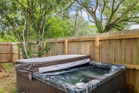 This jacuzzi will easily accommodate 4 people. Your host used to enjoy his early mornings and evenings here. It's truly such a pleasant backyard area.