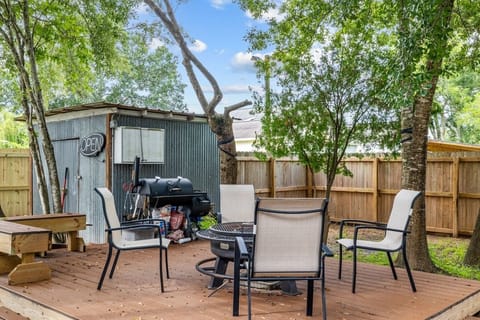 Enjoy the evenings around the fire pit and grill whatever you want on this nice deck. You could roast marshmallows for s'mores or cook your hot dogs over an open flame....all this while your meat of your choice is being cooked on the grill deck.