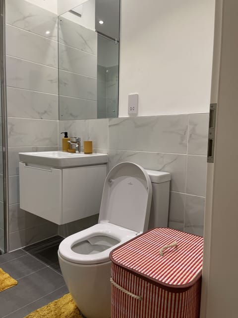 Executive Studio, 1 Queen Bed | Bathroom | Hydromassage showerhead, bidet, towels, soap