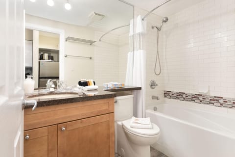 Queen Studio | Bathroom | Combined shower/tub, eco-friendly toiletries, hair dryer, towels