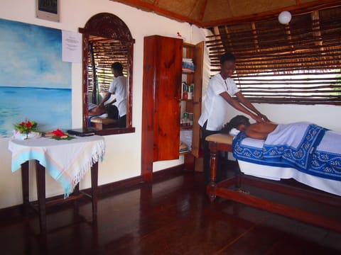 Couples treatment rooms, body treatments, hot stone massages