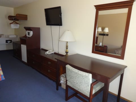 Room, 1 Queen | Desk, iron/ironing board, rollaway beds, free WiFi