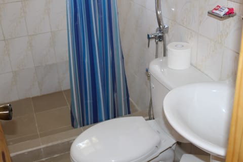 Habitación Cuádruple, 4pax | Bathroom | Free toiletries, towels