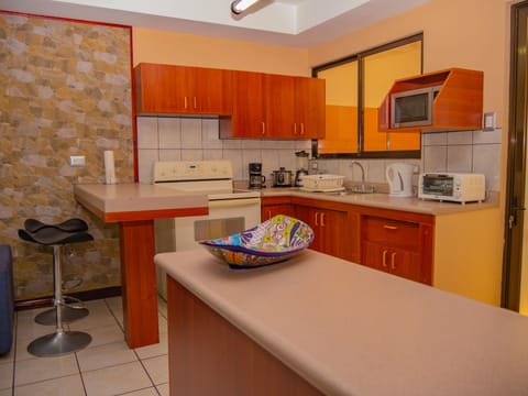 Apartment | Private kitchen | Coffee/tea maker, toaster oven, eco-friendly cleaning products