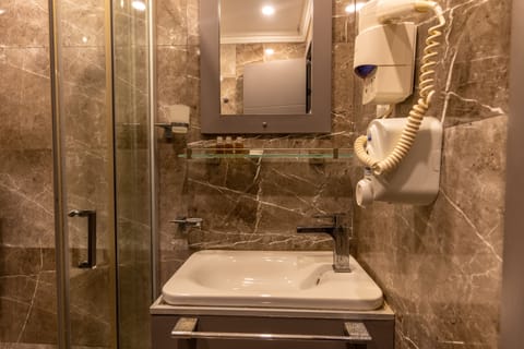 Economy Twin Room | Bathroom | Shower, free toiletries, hair dryer, slippers