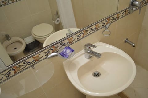 Apartment | Bathroom | Shower, free toiletries, hair dryer, bidet