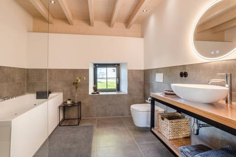 Nach der Wanderung: Sauna oder Schaumbad? Warum nicht beides? In diesem Wellnessbad möchtest du die Zeit am liebsten anhalten…