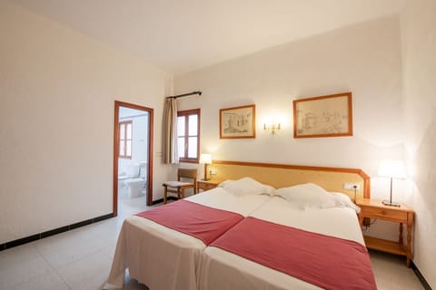 Economy Double Room | In-room safe, blackout drapes, free WiFi, bed sheets