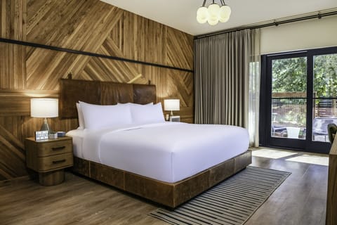Deluxe Room, 1 King Bed, Terrace | Hypo-allergenic bedding, minibar, in-room safe, desk
