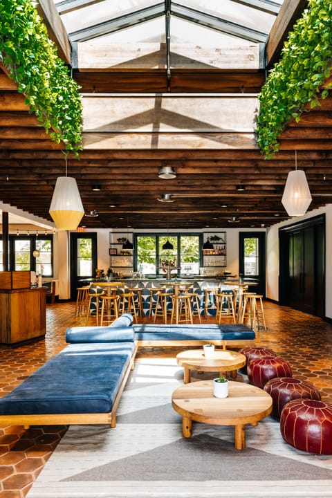 Breakfast and dinner served