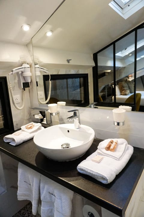 Deluxe Double Room, Ensuite (Deluxe Mansardée ) | Bathroom | Designer toiletries, hair dryer, towels, soap