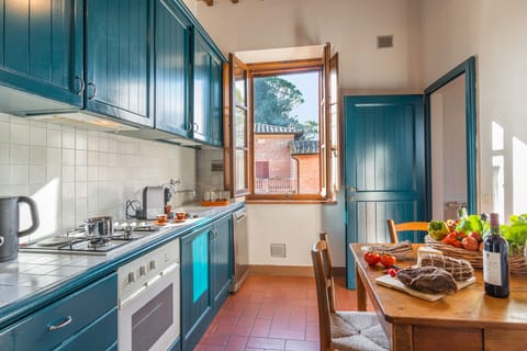 Traditional Apartment (Selva) | Private kitchen | Full-size fridge, oven, stovetop, dishwasher