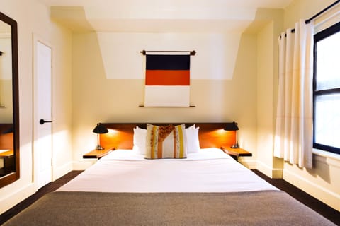 King | Premium bedding, in-room safe, blackout drapes, iron/ironing board