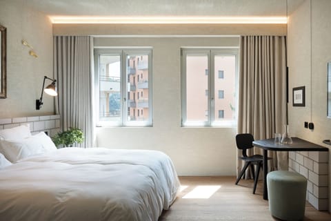 Premium bedding, in-room safe, individually decorated