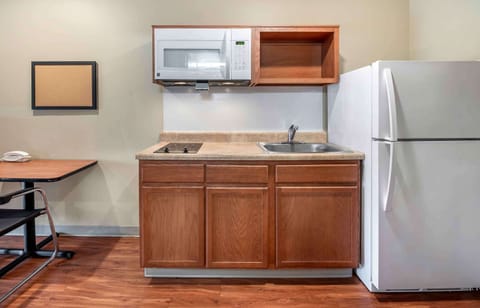 Standard Studio, Non Smoking, Refrigerator & Microwave | Private kitchen | Full-size fridge, microwave, stovetop, freezer