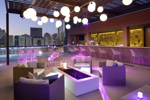 2 bars/lounges, poolside bar