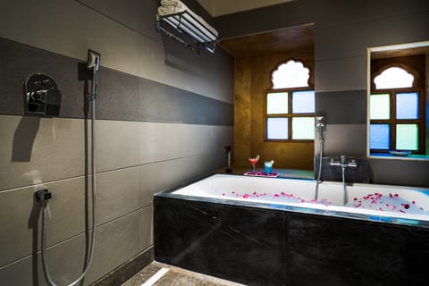 Executive Room, Courtyard View | Bathroom | Shower, rainfall showerhead, free toiletries, hair dryer