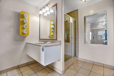 Combined shower/tub, hair dryer, towels