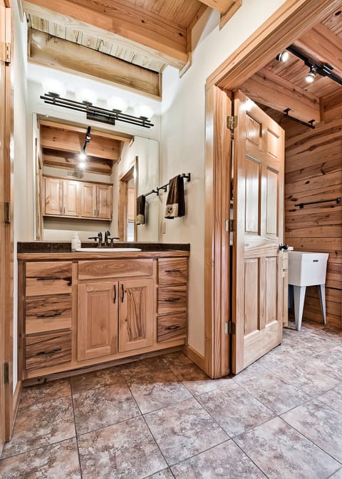 Luxury Cabin | Bathroom | Separate tub and shower, jetted tub, designer toiletries, hair dryer