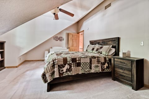 Luxury Cabin | 1 bedroom, memory foam beds, iron/ironing board, travel crib