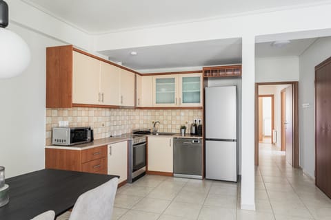 Deluxe Apartment | Private kitchen | Fridge, microwave, oven, dishwasher