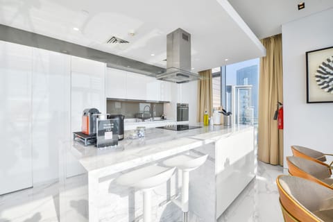 Luxury Apartment, 3 Bedrooms, Balcony, Sea View | Private kitchen | Full-size fridge, microwave, oven, stovetop