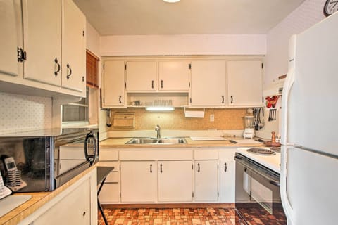 House (2 Bedrooms) | Private kitchen | Microwave, oven, stovetop, blender