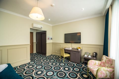 Luxury Suite, 1 Double Bed, Smoking | Living room | LCD TV