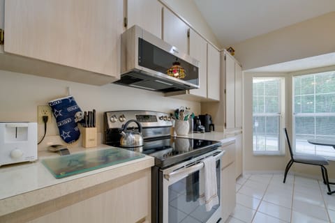 House (2 Bedrooms) | Private kitchen | Microwave, oven, stovetop, dishwasher