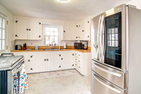 House (2 Bedrooms) | Private kitchen | Microwave, oven, stovetop, blender