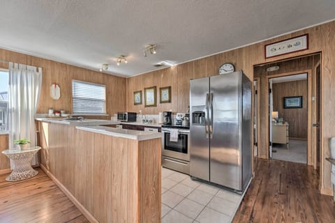 Cottage (2 Bedrooms) | Private kitchen | Microwave, oven, stovetop, coffee grinder