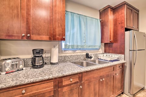 Apartment (2 Bedrooms) | Private kitchen | Microwave, oven, stovetop, cookware/dishes/utensils