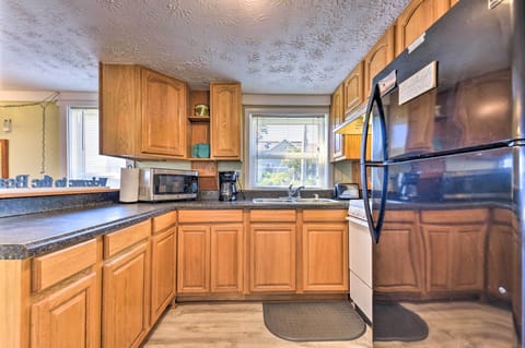 Cottage (3 Bedrooms) | Private kitchen | Microwave, oven, stovetop, blender