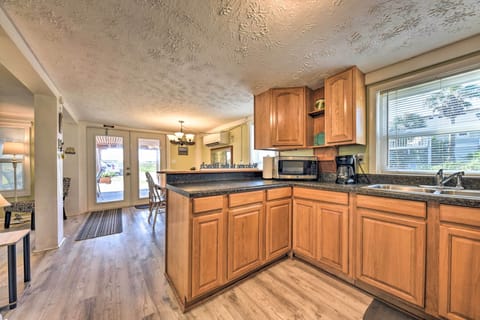 Cottage (3 Bedrooms) | Private kitchen | Microwave, oven, stovetop, blender