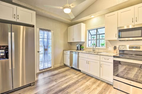 Cottage (2 Bedrooms) | Private kitchen | Microwave, oven, stovetop, dishwasher