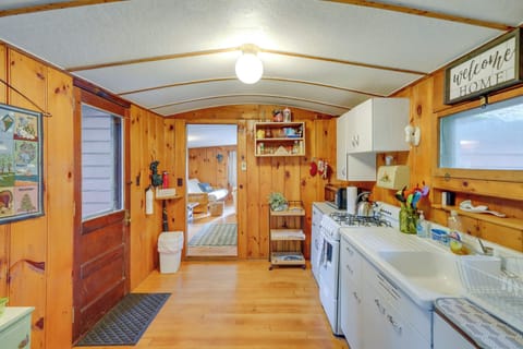 Cottage (1 Bedroom) | Private kitchen | Microwave, oven, stovetop, cookware/dishes/utensils