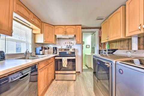 Cottage (2 Bedrooms) | Private kitchen | Microwave, oven, stovetop, dishwasher