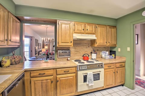 Apartment (2 Bedrooms) | Private kitchen | Microwave, oven, stovetop, dishwasher