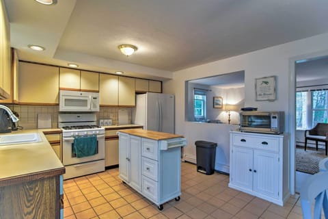 House (2 Bedrooms) | Private kitchen | Oven, stovetop, paper towels