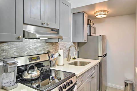 Apartment (0 Bedroom) | Private kitchen | Microwave, oven, stovetop, cookware/dishes/utensils