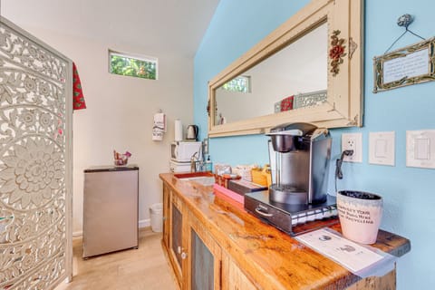 Cottage (1 Bedroom) | Private kitchen | Microwave, cookware/dishes/utensils, paper towels