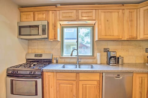 Apartment (2 Bedrooms) | Private kitchen | Microwave, oven, stovetop, dishwasher