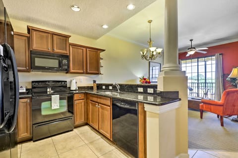 Apartment (2 Bedrooms) | Private kitchen | Microwave, oven, stovetop, dishwasher