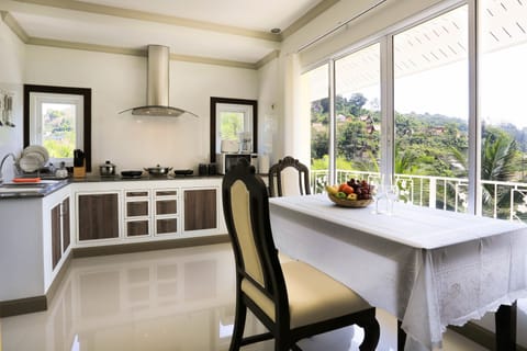 Suite | Private kitchen | Fridge, coffee/tea maker