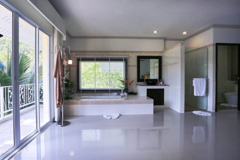 Honeymoon Penthouse, Mountain View, Mountainside | Deep soaking bathtub