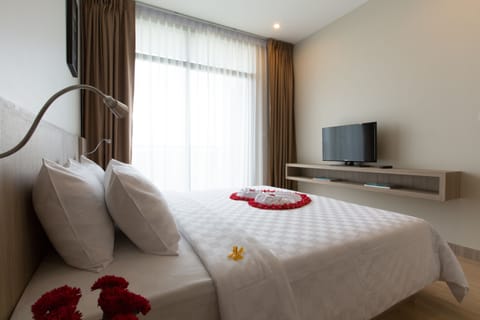 Deluxe Suite | 1 bedroom, in-room safe, blackout drapes, free cribs/infant beds