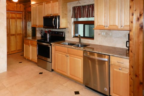 House (3 Bedrooms) | Private kitchen | Microwave, oven, stovetop, dishwasher