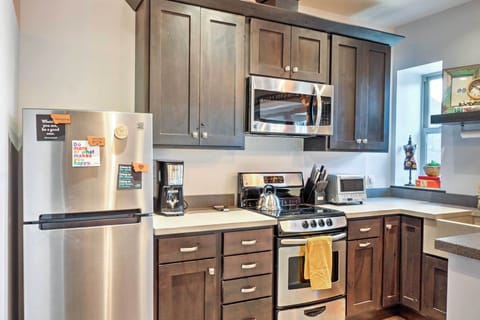 Apartment (0 Bedroom) | Private kitchen | Microwave, oven, stovetop, coffee grinder